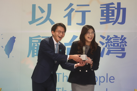 藍白會登場　鄭麗文、黃國昌互贈禮盼合作穩固圓滿