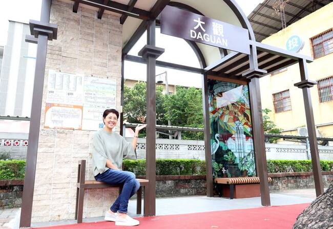 南投縣啟用智慧候車亭 搭公車按鈕亮燈免衝馬路攔車 | 華視新聞