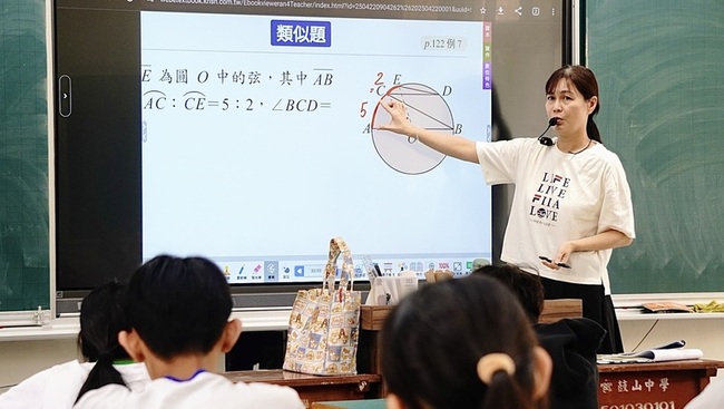 高雄投入4.5億元　打造5000間教室觸控螢幕 | 華視新聞