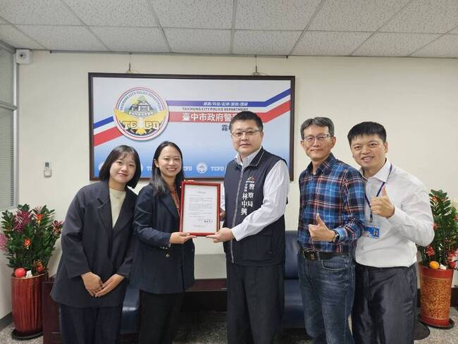 台中警助日選手處理事故  日台協會贈感謝狀 | 華視新聞