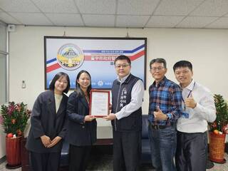 台中警助日選手處理事故  日台協會贈感謝狀