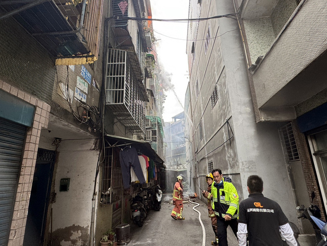 新北新莊住宅頂樓火警  4人疏散無受困 | 華視新聞