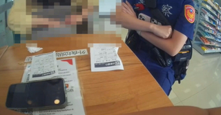 台中女遭網友恐嚇買禮物卡超商痛哭　警及時阻詐