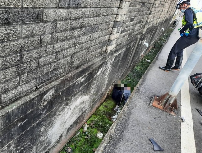 苗縣苑裡路口2機車事故　高中生騎士摔水溝昏迷 | 華視新聞