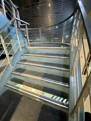 市府大廳樓梯陡婦人重摔  新北增燈光貼警語示警