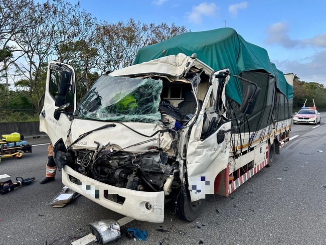 國1南下新竹段4車連撞　小貨車駕駛命危送醫 | 華視新聞