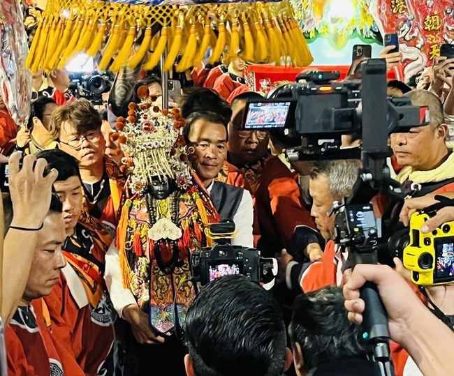 北港朝天宮黑面三媽睽違百年台南會香　市區大遶境 | 華視新聞