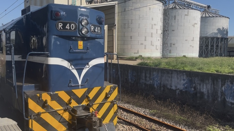 台鐵藍皮解憂號進站