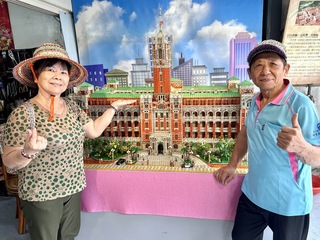 機車行銀髮夫妻巧手　四色牌、拉環創人生新舞台