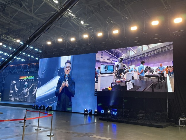 鴻海：打造AI智慧製造生態系　攻AI機器人解決方案 | 華視新聞