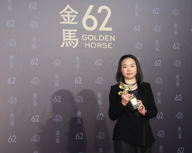 金馬傑出電影工作者　鍾瓊婷：明天睡醒繼續打燈 | 華視新聞
