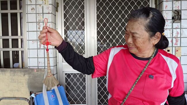 7旬許秋月製作槺榔掃帚半世紀　創新迷你版吊飾 | 華視新聞