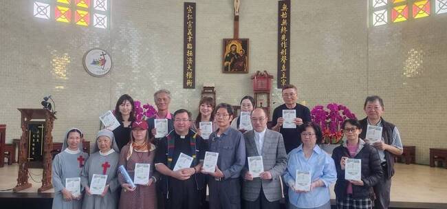 「朝聖．覺旅」從聖雅各到菊島 新書贈澎湖49中小學 | 華視新聞