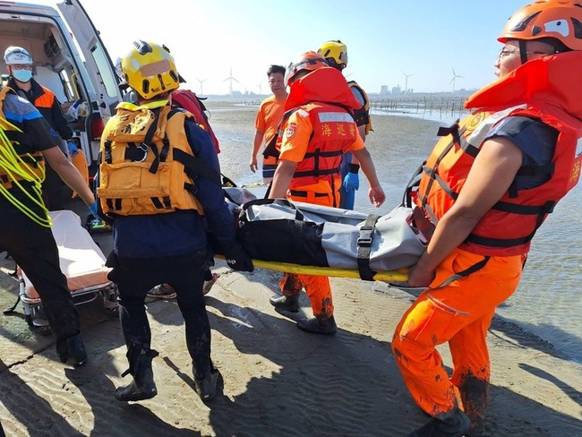 彰化伸港蚵道2釣客疑踩空落海　海巡救回命危急救中 | 華視新聞