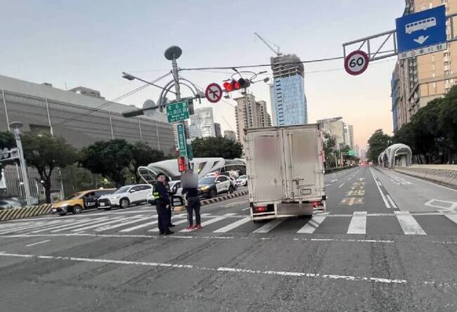 台中行人走斑馬線遭右轉貨車撞傷　警方將罰駕駛 | 華視新聞