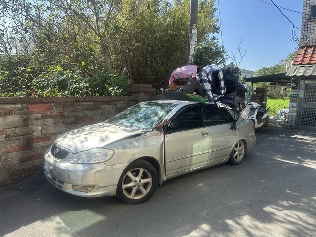小客車頂綁滿雜物宛如移動城堡　桃園警開罰車主 | 華視新聞