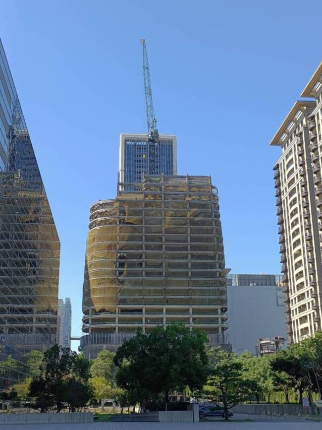 台中建案工地掉落水管　市府開罰令3天內改善 | 華視新聞