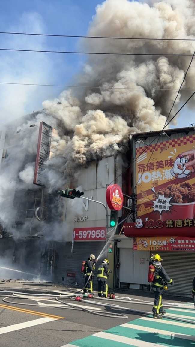 台中逢甲商圈民宅火警招牌險砸消防　1人受困獲救 | 華視新聞