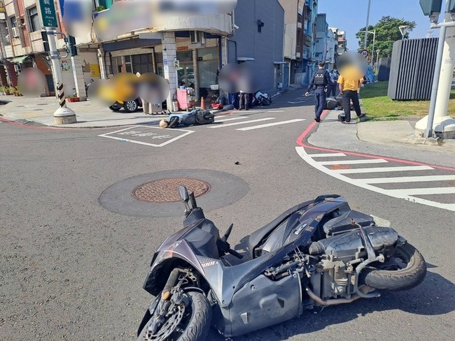 高雄75歲駕駛疑操作不當撞停等紅燈5機車 5騎士輕傷 | 華視新聞