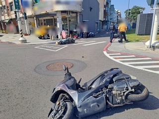 高雄75歲駕駛疑操作不當撞停等紅燈5機車 5騎士輕傷