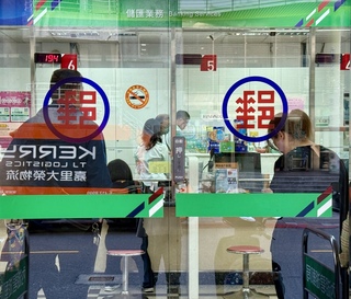 普發一萬郵局臨櫃領現　首日上午27萬多筆