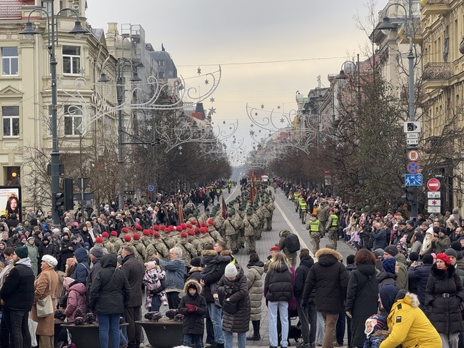立陶宛軍隊日閱兵  總統瑙塞達籲全民團結支持國防 | 華視新聞