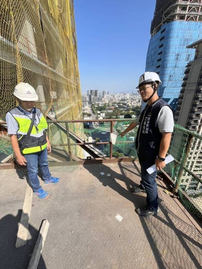 台中七期工地吊裝配管掉落砸車  市府加重罰3.6萬 | 華視新聞