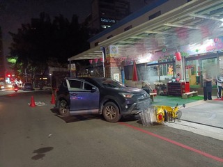 台中男子開車突昏迷　失控碰撞機車女騎士