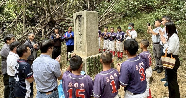 高雄美濃4校師生登雙峰山秋祭 追思百年校長黑川龜吉 | 華視新聞