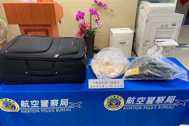 航警與台北關逮運毒男　拉脫維亞車手辯以為運寶石 | 華視新聞