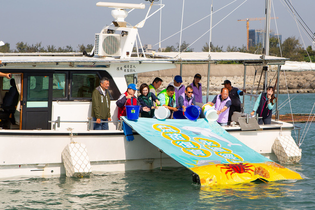 台南漁民蚵民放流午仔魚苗　攜手守護海洋資源 | 華視新聞