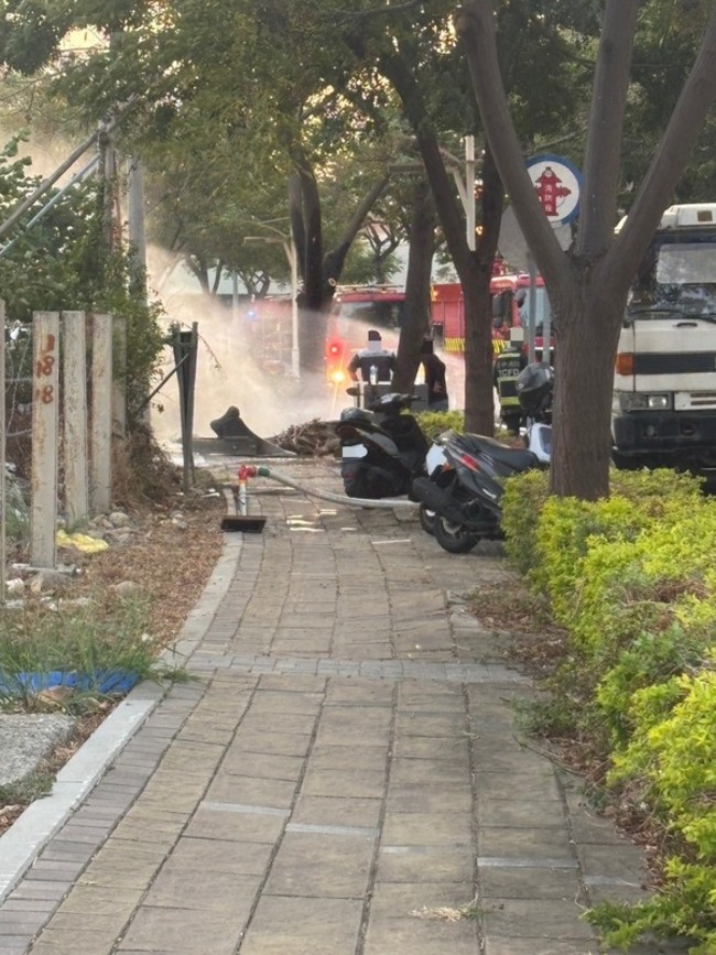 台中北屯路樹施工意外　挖斷天然氣管線緊急關閉 | 華視新聞