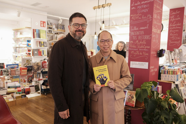 「新寶島」西譯本上市  黃崇凱馬德里巡書店收編書迷 | 華視新聞