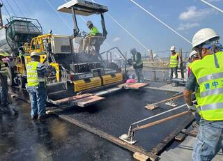 淡江大橋鋪面年底完成  115年2月裝燈柱4月拆塔吊