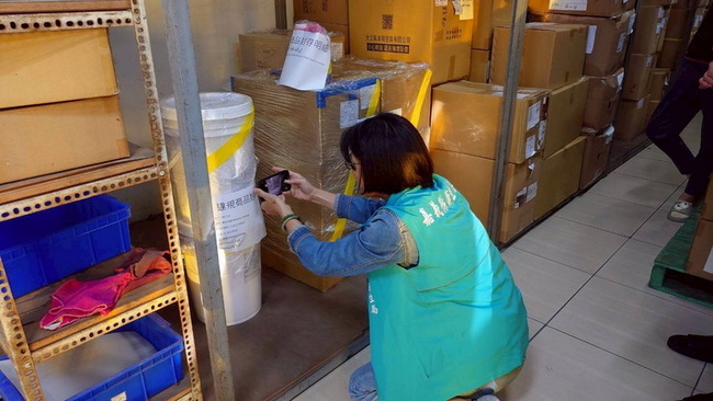 嘉義縣防堵含蘇丹紅化粧品  下架1.3萬件產品 | 華視新聞