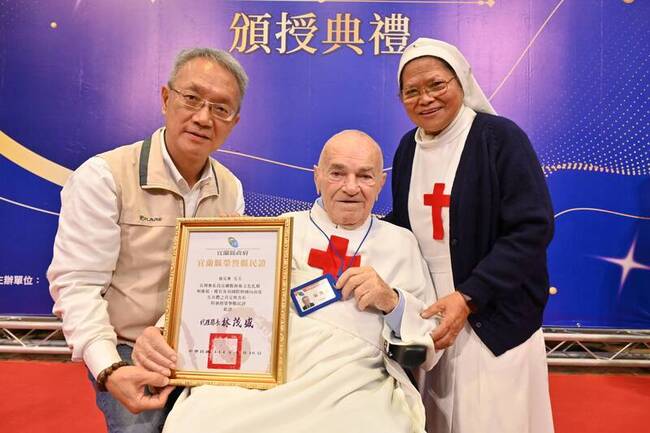 秘克琳創蘭陽舞蹈團　深耕宜蘭60年獲頒榮譽縣民證 | 華視新聞