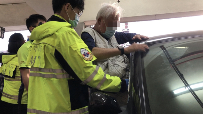 儀表板跳警示車門上鎖受困　基隆消防破窗救老夫妻 | 華視新聞