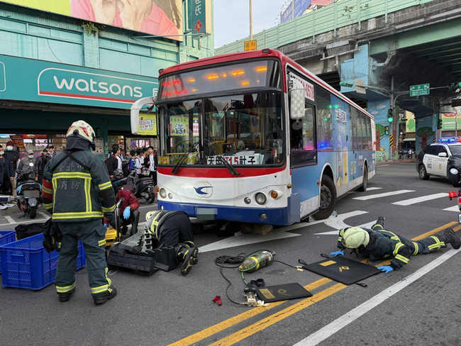 公車轉彎碰撞釀7旬男子命危　北市公運處將開罰 | 華視新聞