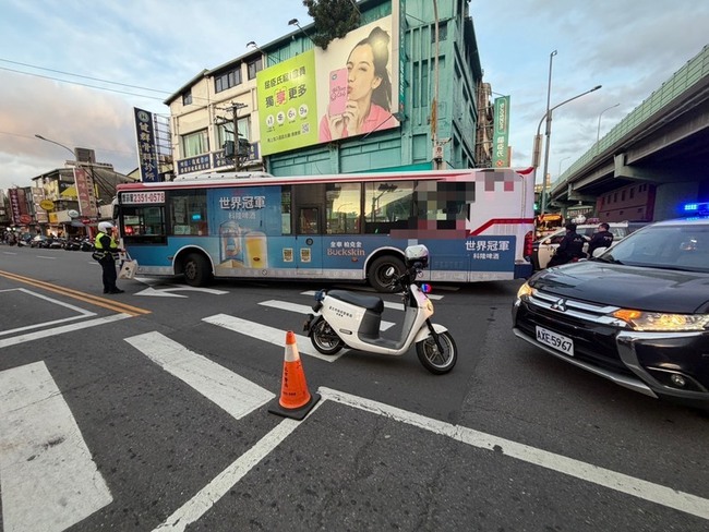 北市公車轉彎碰撞行人 8旬老翁送醫不治 | 華視新聞