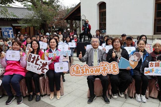 繡動笨港成果展登場　用刺繡述說常民故事 | 華視新聞