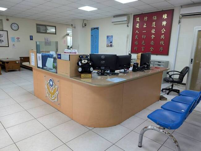 竹縣湖口派出所遭搜索　員警涉詐欺案25萬元交保 | 華視新聞