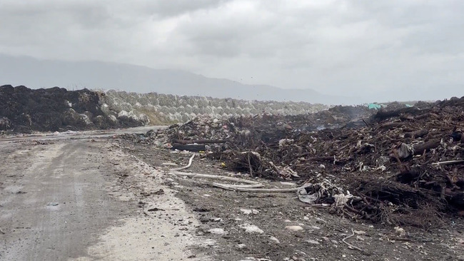 花蓮市垃圾掩埋場燃燒逾8小時　水車持續灑水降溫 | 華視新聞