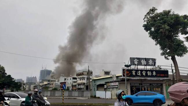 高雄烤漆工廠冒濃濃火煙　消防出動26車灌救中 | 華視新聞