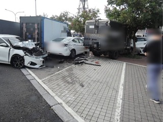 疑使用輔助駕車系統　男子楊梅休息站撞5車3人傷