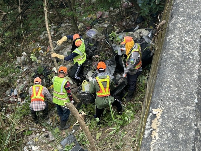 高市環保局籲髒亂點地主勿僥倖　代為清除仍將求償 | 華視新聞