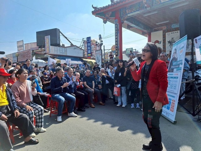 沈文程現身南投監理站　推廣高齡換照新制 | 華視新聞