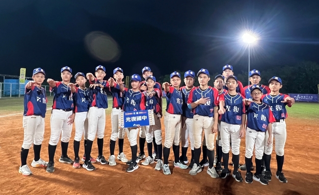 災情重創球場　光復國中球員當鏟子超人救器材 | 華視新聞