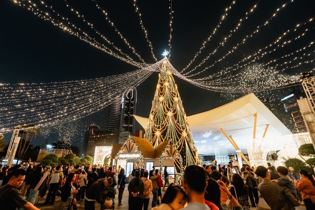高雄中央公園化身耶誕小鎮 26米耶誕樹點燈 | 華視新聞
