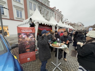立陶宛代表處參與公益活動　高山茶香飄聖誕慈善市集