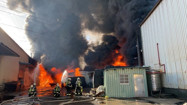 桃園蘆竹工廠大火濃煙竄天　市府提醒關窗少外出 | 華視新聞